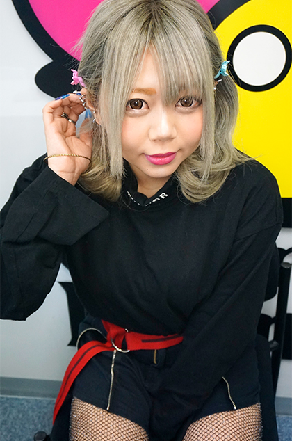 後編 全力ギャル 丸山れおな のお仕事のヒミツ ａｖ女優初のヴィレッジヴァンガードコラボに迫真の演技のバックボーン 家族との激突 ｓｎｓで話題のビンボーエピソードの裏側 そして秘めたる野望 最後まで全力本音トーク 丸山れおな 人気av女優インタビュー